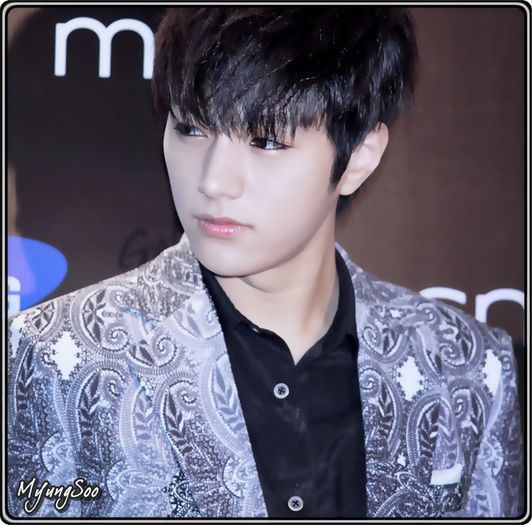 ∞ .. Mnah,ma prezint ultimul. -_- .. Eu sunt MyungSoo sauu L. :) .. Ma bucur sa te cunosc. :) ..