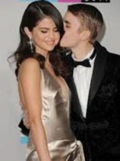 88065570_PKFAWMM - poze cu selena si justin biber