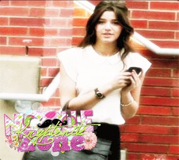 . ❥ .   Ermm .. eu nu .. # sta in spatele lu Angy # Putem sa-l rugam sa ne dea un telefon ?