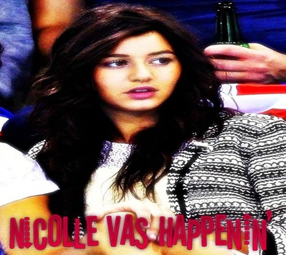 . ❥ .  Nu are .. ton ;( Telefonul tau .. nu are ton :| E MORT -click; se uita pe geam # Angy .. Uite o padure .. putem pleca de aici ;(
