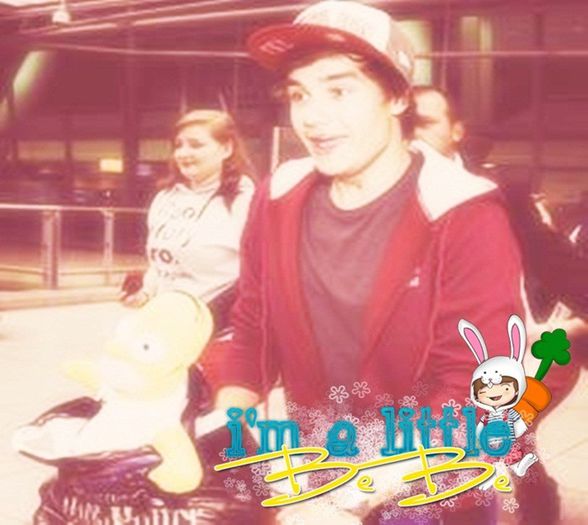 . ❥ .   O ridica prinzand-o de mana si-o arunca cu spatele intr-un copac ;? Sa zicem =)))