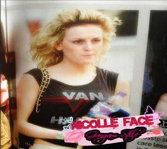 . ❥ .  Pai si tu ;?? Mai simti ceva pentru ea ? # se uita la el-click; # nervoasa si se ridica de pe jos # ... Stii ca te iubesc
