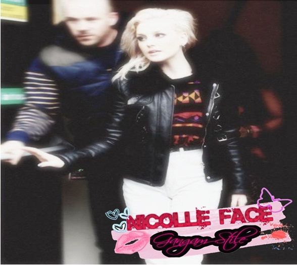 . ❥ .   Ei bine .. Ea niciodata nu o sa te mai iubeasca .. DUPA CE I-AI FACUT -click; Ti-ai batut joc de ea # uitandu-se la el si impingandu-l # A fost prima si ultima ta sansa :) si ai RATAT-O ;jjj :) DAKA NU MA AI PE MINE :) NU AI NIMIC :)
