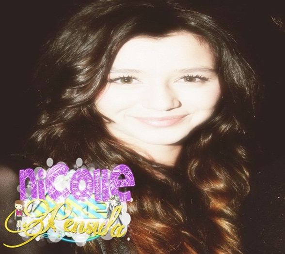 . ❥ .  # alearga si-si prinde piciorul intr-o groapa si si-l rupe # click; Nuu # cade # .. Angy .. cred ca mi-am rupt piciorul # se uita la ea si plange
