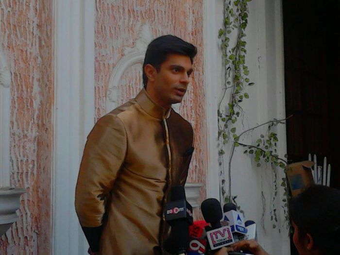 944599_559439460746131_380102371_n - Karan Singh Grover