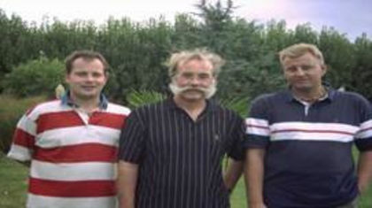 Wim Muller in mijloc impreuna cu fii lui