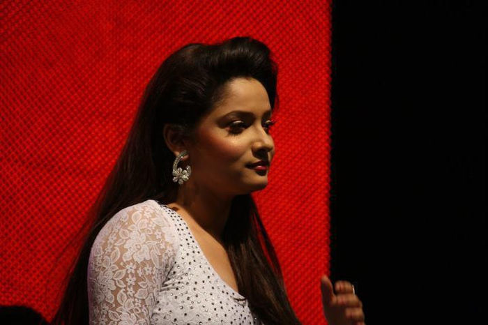 294521_233879213330324_1086500270_n