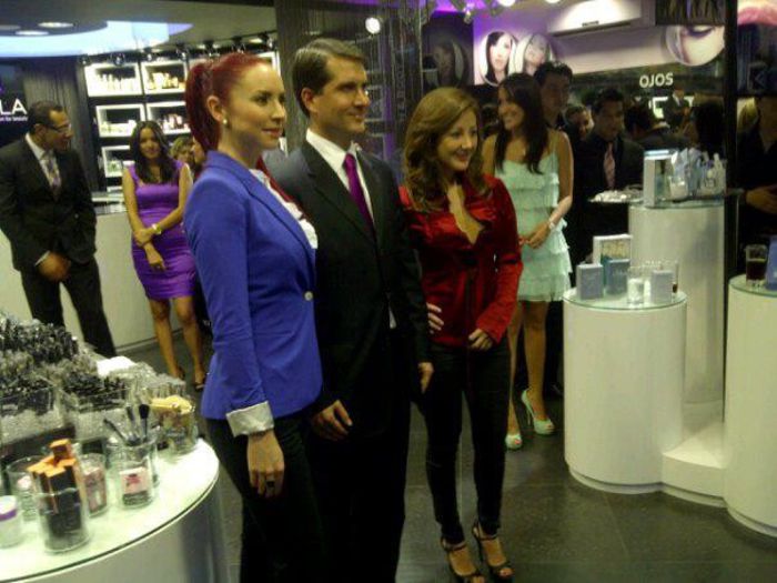 308554_242211015827801_2000351841_n