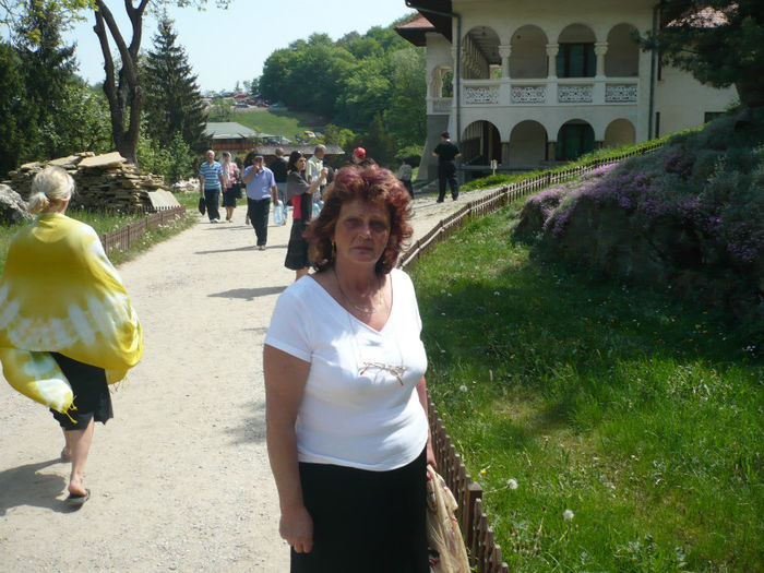 P1030083; Si eu !!! impacata ca am reusit sa ii multumesc PARINTELUI ARSENIE pentru ajutorul dat si rugaminti sa nu ma lase !
