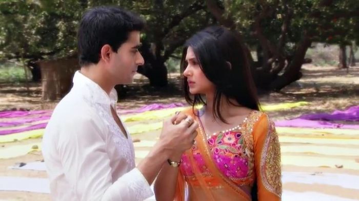 Saras-and-Kumud-saraswatichandra-tv-series-33938401-854-480