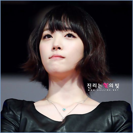 - [bea;se uita la usa;se ineaca] Yaa,oppa..:o3 :)) [ii face cu mana].