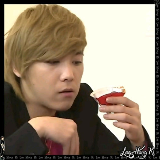 << ..Cu placere.:)) ..[se pune pe scara; mananca] ..