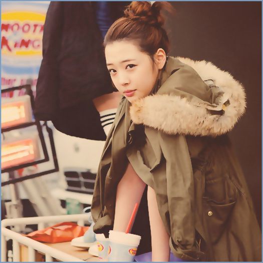 - Ehh..:) [bea] Oppa,tu vrei ceva de baut? :)[se ridica].