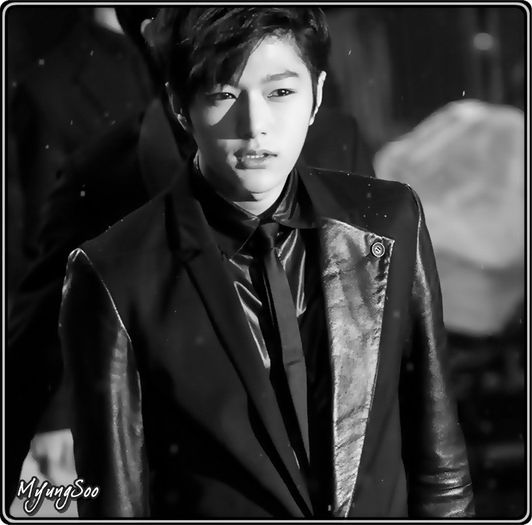 ∞ .. Ti-am ziis. :)) .. Vin eu. :) .. ^se ridica^ ..