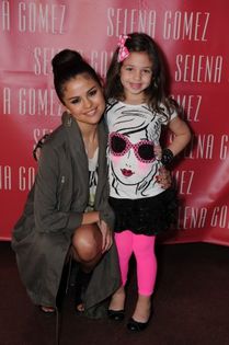 large (8) - 0 Selenaa with Fans
