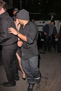 normal_HQ05 - Leaving Grammys After Party with friends - Febrero 10