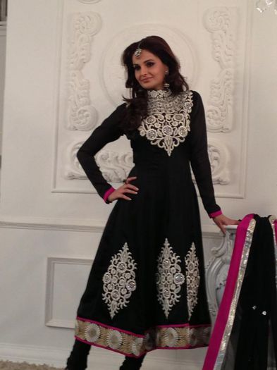 164257_445068618916762_1202728759_n - Monica Bedi