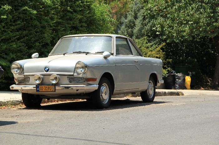 Concediu Grecia 2011; Un BMW retro pe strazile Atenei .
Superba masina!
