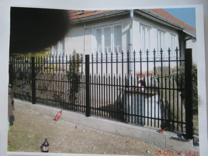 Gard metalic model Preajba; Confectionat din teava patrata ,ansamblat prin sudare , avand doua modele de varfete , inaltime aprox.1,8metri.Costul pe metru liniar 500 roni.
