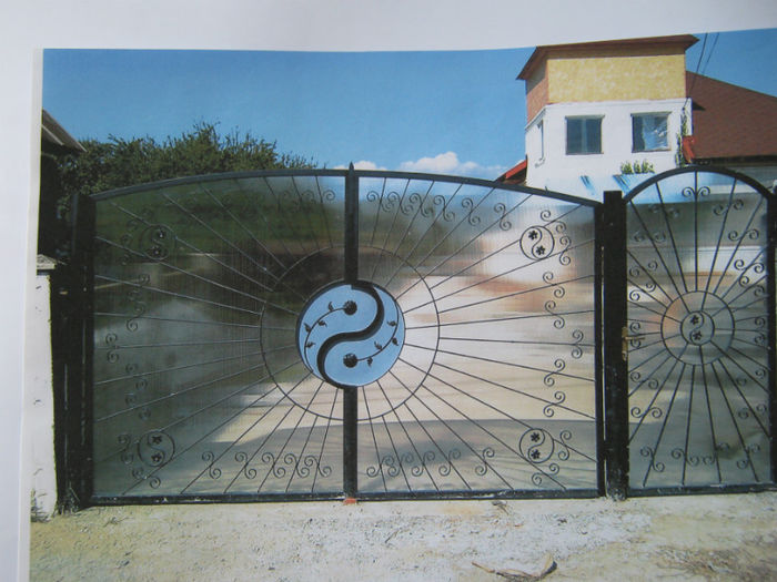 Poarta metalica model Yin Yang; Realizata din teava rectangulara si platbanda. Deschiderea portilor mari se face pe cele 2 semne ,simbol al fertilitatii.

