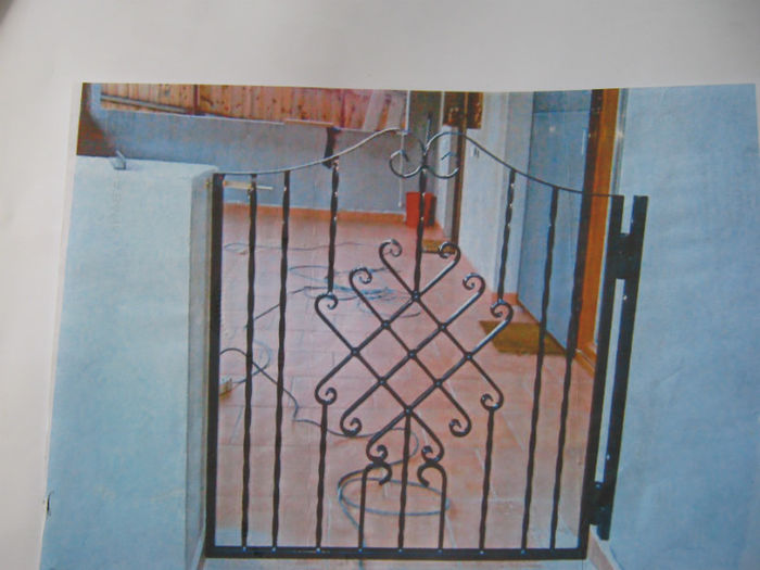 Portita acces coridor , sala,etc.; Realizata din material metalic la cererea clientului.
