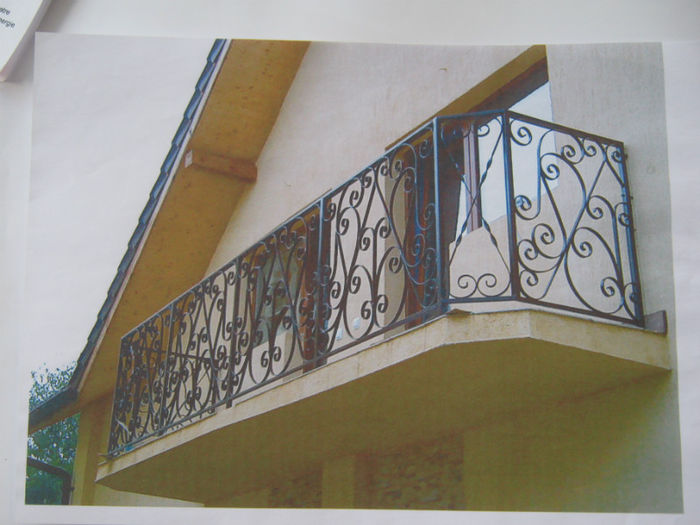 Balustrada balcon model 2010; Confectionata din platbanda metalica si mana curenta din teava rectangulara.
