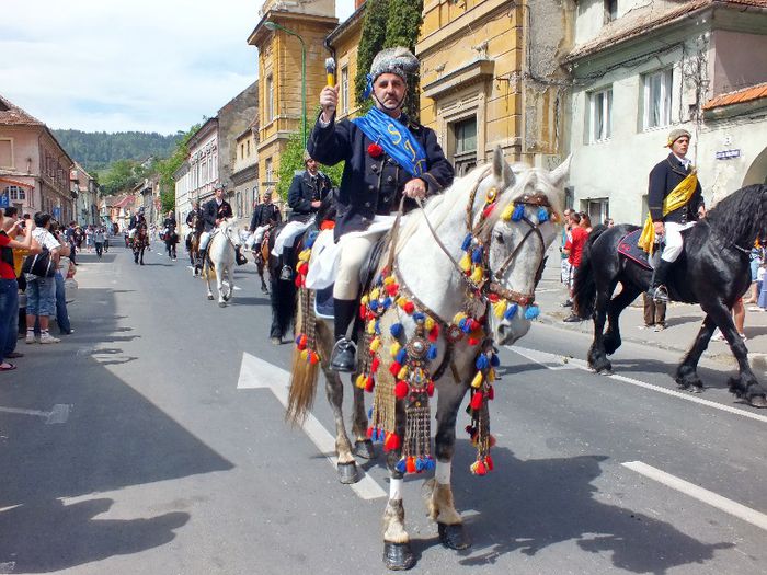 Apar Dorobantii .. cei cu caciuli brumarii !