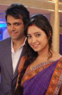 89238418_OVRWBWF3 - 2-Asha Negi si Shakti Arora