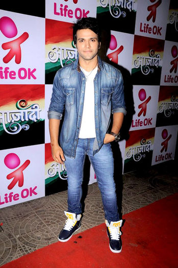 20120829050652!Rithvik_Dhanjani_on_the_set_of_Life_Ok