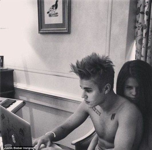 fanii-nu-credeau-ca-o-sa-i-mai-vada-asa-vreodata-justin-bieber-si-selena-gomez-s-au-lasat-fotografia