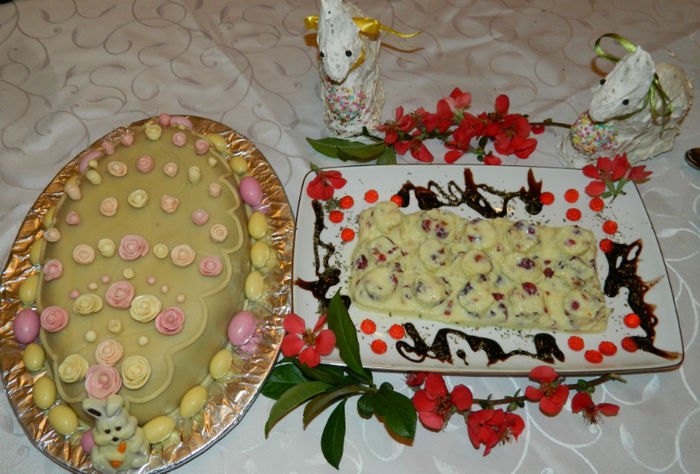 tort in martipan cioco alba cu merisoare si iepurashi pandispan in glazura de bezea - bunatati Paste 2013