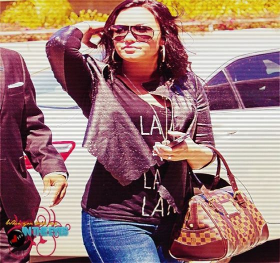 * era pe un scaun si se uita pe tel si dupa la Marie * EU TE STIIU ! :O