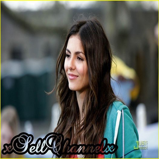 * vine si o vede pe fata * Buuna :) Cine esti? :D