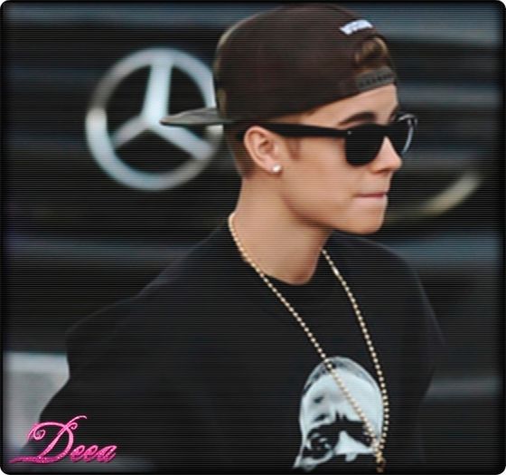 * se uita urat la ea ;; ia o banana si merge sus :)) scz alt fruct nu aveam in cap *