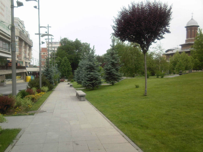 Pe langa magazinul Mercur