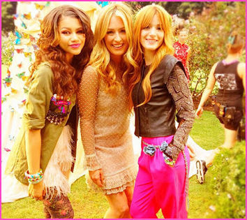 Zendaya-Coleman-Cat-Deeley-Bella-Thorne