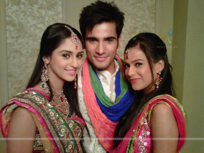 172606-viren-jeevika-and-manvi-in-ek-hazaaron-mein-meri-behna-hain