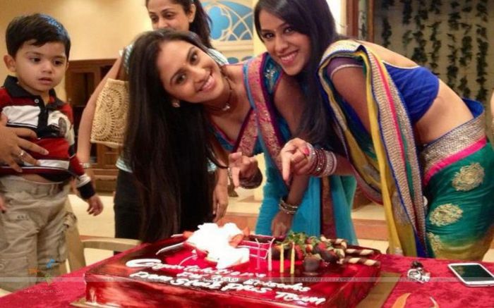 241143-nia-krystle-celebrate-300-episodes-of-their-show - Ek Hazaaron Mein Meri Behna Hain