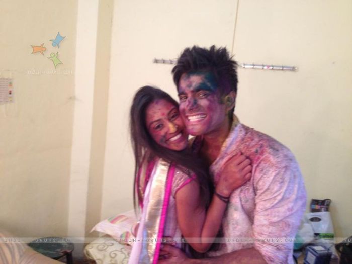 186299-karan-tacker-and-krystle-dsouza-celebrating-holi - Ek Hazaaron Mein Meri Behna Hain