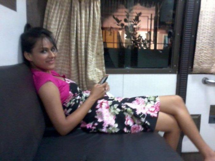 maanvi-or-nia-ek-hazaaron-mein-meri-behna-hai-32370519-960-720