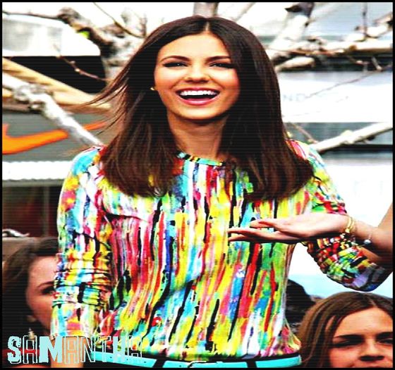 * intra in camera lui * Ce ai fratioare O_O :) De ce esti nervos? :))