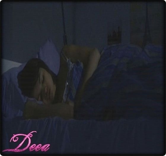 * era cu spatele la el ;; dar nu dormea * Mda.. Stiam asta.. :-<