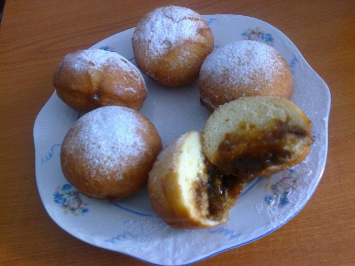 Gogosi umplute cu gem de prune