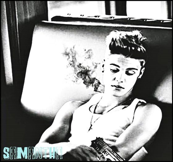 *se tranteste inapoi pe canapea* :-< Ce diferita e fata de altele :-< *adoarme acolo*