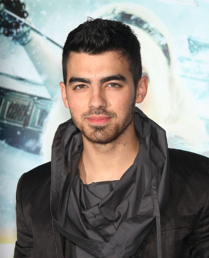 galleryimage-751184891-oct-18-2012-1-600x740 - Joe Jonas