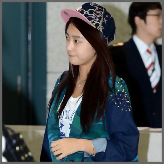 [:)] Yaa.. :-w..Hya,hai la spionat..;;)..[o ia pe Hya de brat;pleaca] - l - x - Episodul 48 - x - l