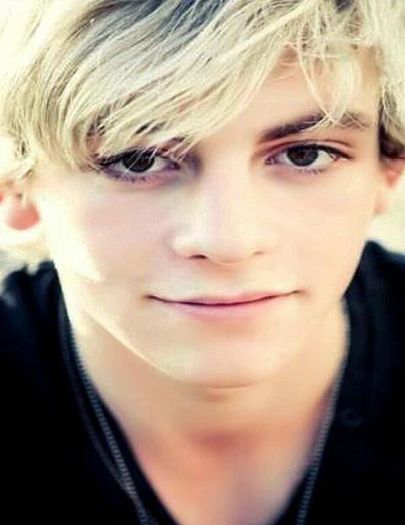 401863_573190416065169_439830411_n - poze cu ross lynch