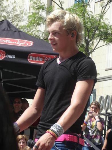 179918_569291689788375_973149375_n - poze cu ross lynch