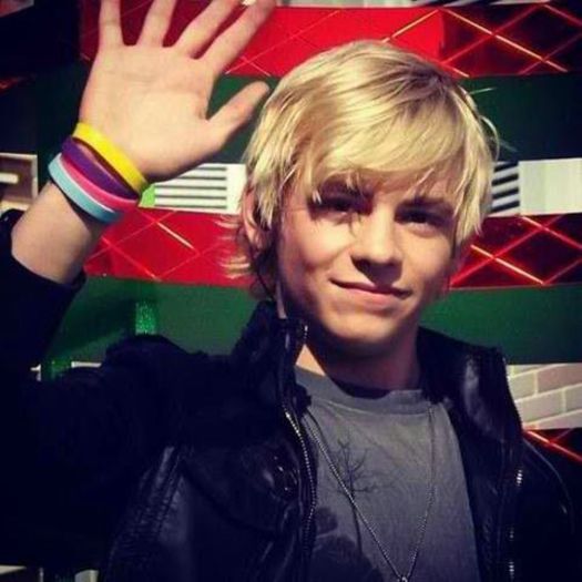 942599_565607816823429_400675851_n - poze cu ross lynch