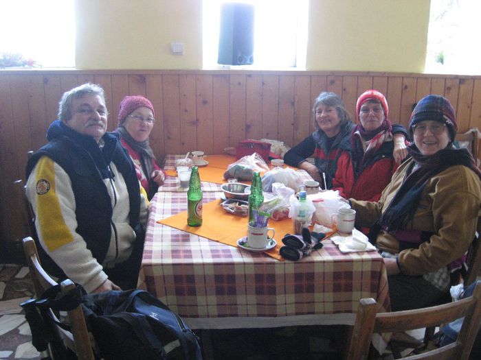 la masa si un pahar de incalzire - drumetii ian-martie 2013